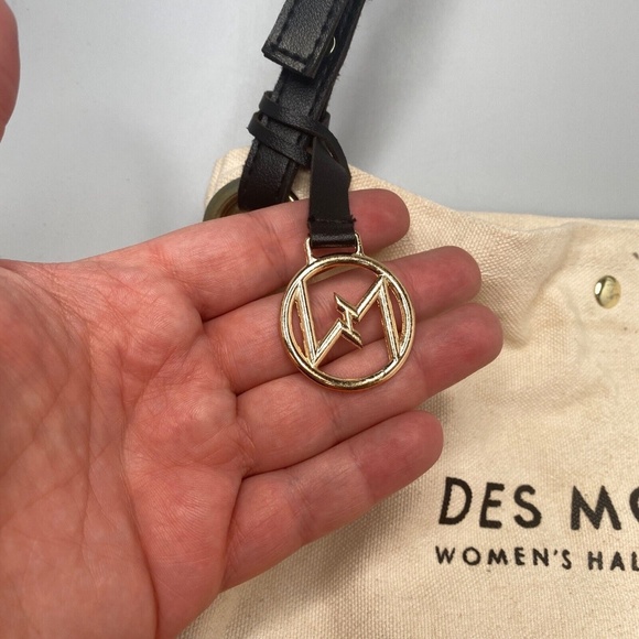 Courageous Women's DSM Half Marathon Shoulder Tote Bag with Pouch Accessory - Picture 5 of 13